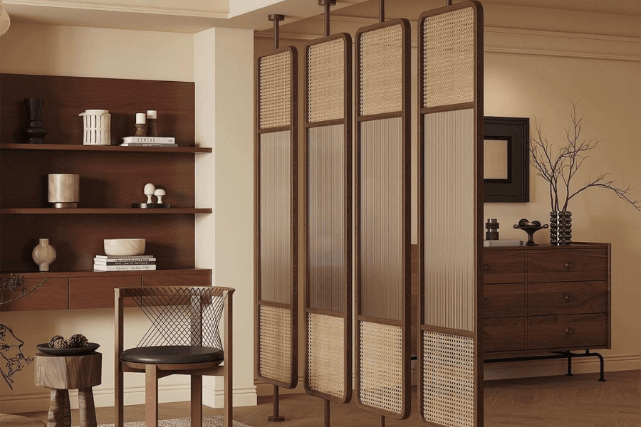 Mây tre đan được kết hợp cùng kính làm vách ngăn